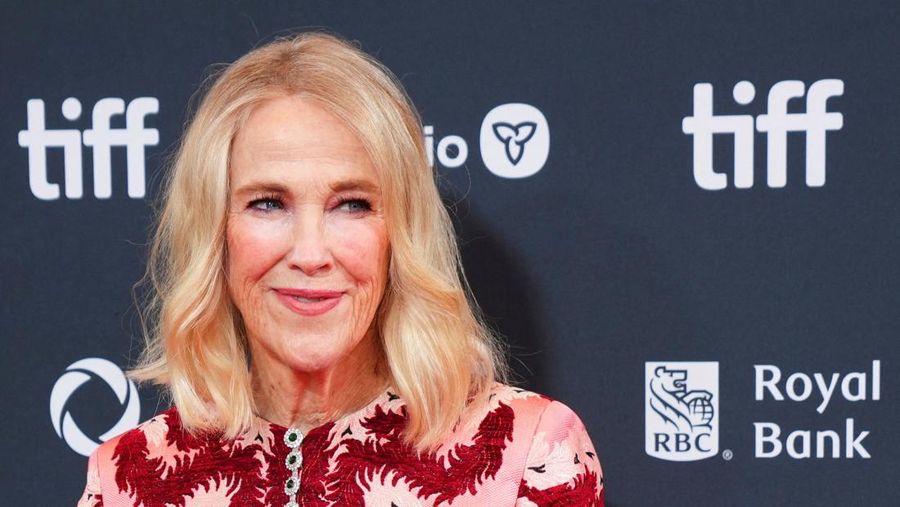 Catherine O'Hara berpose di karpet merah sebelum film "The Wild Robot" diputar saat Festival Film Internasional Toronto (TIFF) kembali untuk edisi ke-49 di Toronto, Ontario, Kanada, 8 September 2024. (REUTERS/Mark Blinch/File Photo)