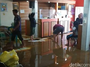 Dampak Banjir di Tulungagung, Puskesmas hingga Sekolah Penuh Lumpur