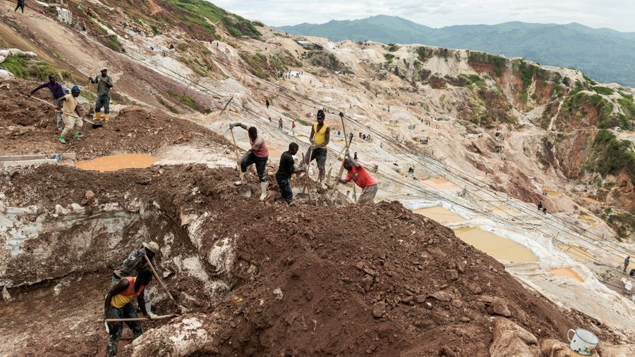 Para pekerja menggali di tambang koltan Rubaya, di kota Rubaya, yang dikuasai oleh pemberontak M23, di bagian timur Republik Demokratik Kongo, 24 Maret 2025. (REUTERS/Zohra Bensemra/File Photo)