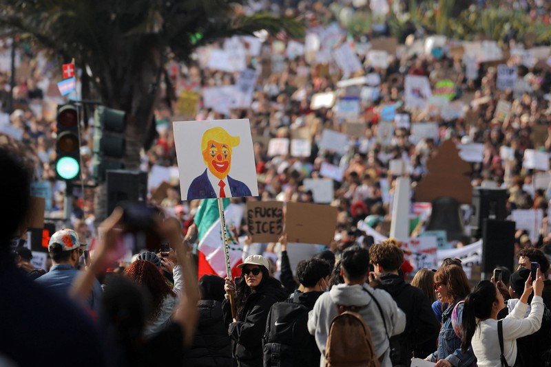 Ribuan pedemo turun ke jalan di Minneapolis pada Jumat (30/1) menuntut penarikan pasukan ICE dari Minnesota, Amerika Serikat, Sabtu (31/1/2026). (REUTERS/Tim Evans)