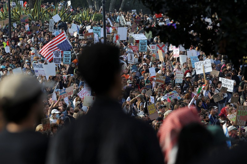 Ribuan pedemo turun ke jalan di Minneapolis pada Jumat (30/1) menuntut penarikan pasukan ICE dari Minnesota, Amerika Serikat, Sabtu (31/1/2026). (REUTERS/Tim Evans)