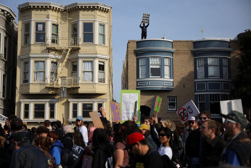 Ribuan pedemo turun ke jalan di Minneapolis pada Jumat (30/1) menuntut penarikan pasukan ICE dari Minnesota, Amerika Serikat, Sabtu (31/1/2026). (REUTERS/Tim Evans)