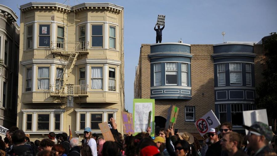 Ribuan pedemo turun ke jalan di Minneapolis pada Jumat (30/1) menuntut penarikan pasukan ICE dari Minnesota, Amerika Serikat, Sabtu (31/1/2026). (REUTERS/Tim Evans)