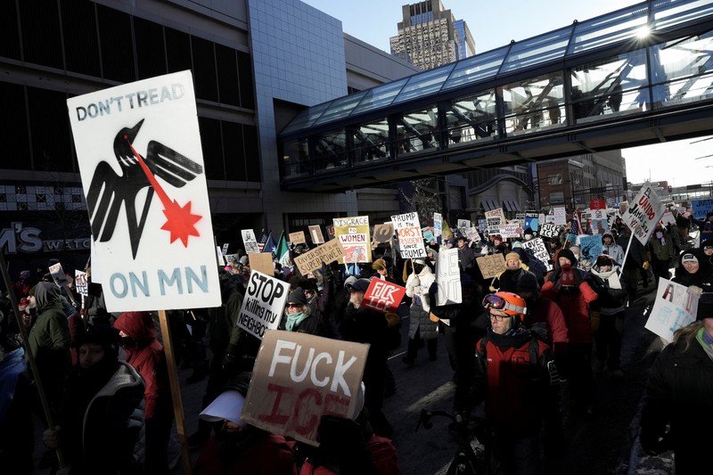 Ribuan pedemo turun ke jalan di Minneapolis pada Jumat (30/1) menuntut penarikan pasukan ICE dari Minnesota, Amerika Serikat, Sabtu (31/1/2026). (REUTERS/Tim Evans)