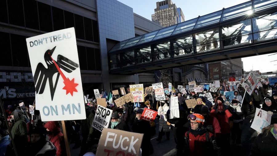 Ribuan pedemo turun ke jalan di Minneapolis pada Jumat (30/1) menuntut penarikan pasukan ICE dari Minnesota, Amerika Serikat, Sabtu (31/1/2026). (REUTERS/Tim Evans)