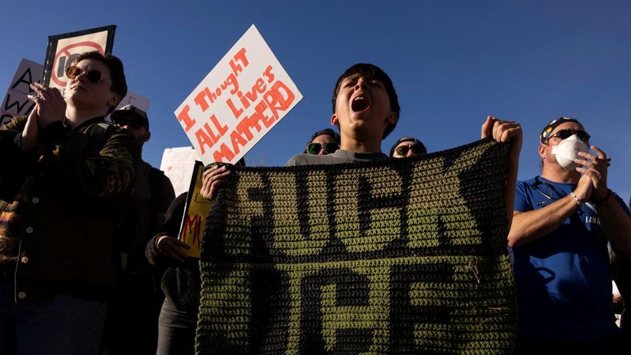 Ribuan pedemo turun ke jalan di Minneapolis pada Jumat (30/1) menuntut penarikan pasukan ICE dari Minnesota, Amerika Serikat, Sabtu (31/1/2026). (REUTERS/Tim Evans)