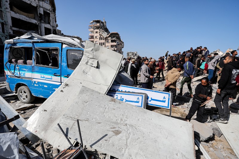 Serangan udara Israel menargetkan tenda-tenda milik pengungsi, menurut Kementerian Kesehatan, di daerah Al-Mawasi, Khan Younis, di Jalur Gaza selatan, 31 Januari 2026. Foto diambil dengan telepon seluler. (REUTERS/Stringer)