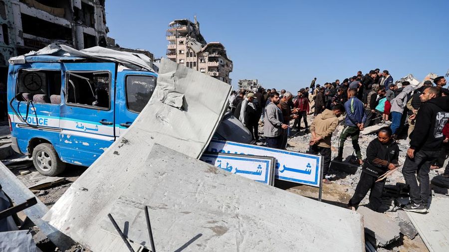 Serangan udara Israel menargetkan tenda-tenda milik pengungsi, menurut Kementerian Kesehatan, di daerah Al-Mawasi, Khan Younis, di Jalur Gaza selatan, 31 Januari 2026. Foto diambil dengan telepon seluler. (REUTERS/Stringer)