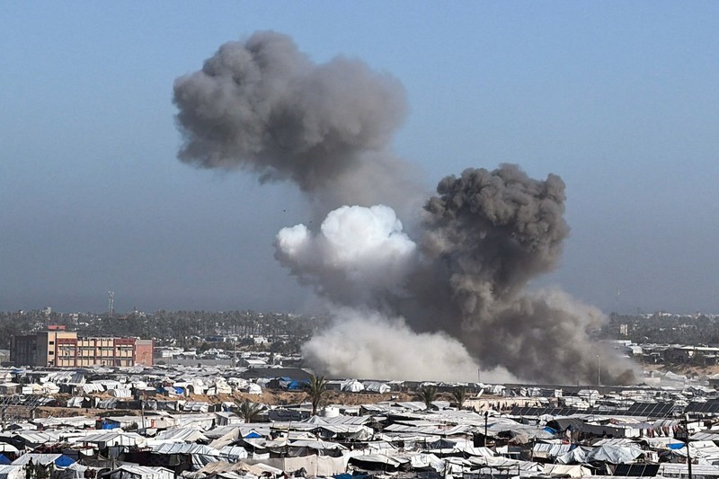 Serangan udara Israel menargetkan tenda-tenda milik pengungsi, menurut Kementerian Kesehatan, di daerah Al-Mawasi, Khan Younis, di Jalur Gaza selatan, 31 Januari 2026. Foto diambil dengan telepon seluler. (REUTERS/Stringer)