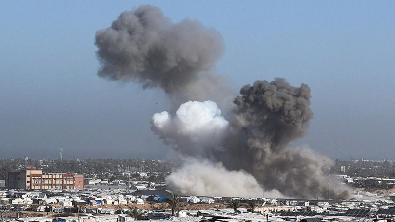 Serangan udara Israel menargetkan tenda-tenda milik pengungsi, menurut Kementerian Kesehatan, di daerah Al-Mawasi, Khan Younis, di Jalur Gaza selatan, 31 Januari 2026. Foto diambil dengan telepon seluler. (REUTERS/Stringer)