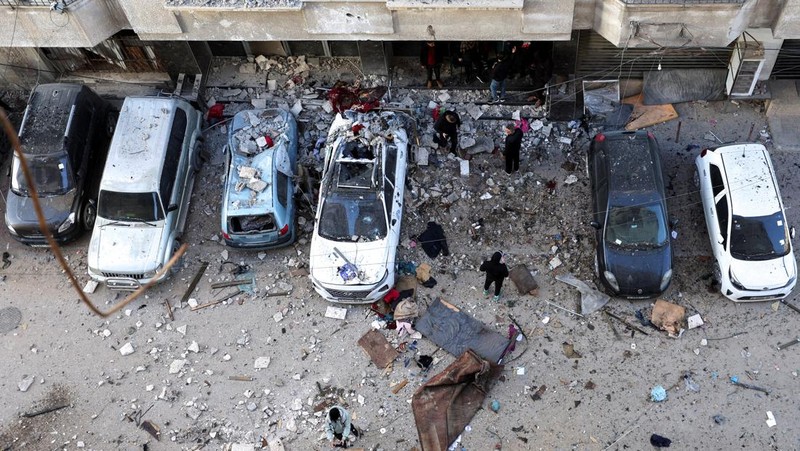 Serangan udara Israel menargetkan tenda-tenda milik pengungsi, menurut Kementerian Kesehatan, di daerah Al-Mawasi, Khan Younis, di Jalur Gaza selatan, 31 Januari 2026. Foto diambil dengan telepon seluler. (REUTERS/Stringer)