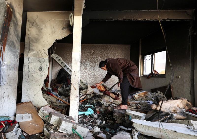 Serangan udara Israel menargetkan tenda-tenda milik pengungsi, menurut Kementerian Kesehatan, di daerah Al-Mawasi, Khan Younis, di Jalur Gaza selatan, 31 Januari 2026. Foto diambil dengan telepon seluler. (REUTERS/Stringer)