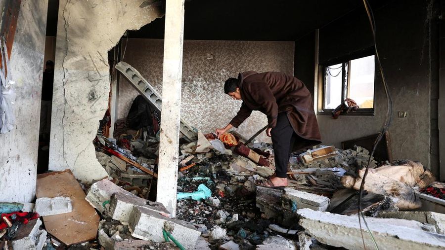 Serangan udara Israel menargetkan tenda-tenda milik pengungsi, menurut Kementerian Kesehatan, di daerah Al-Mawasi, Khan Younis, di Jalur Gaza selatan, 31 Januari 2026. Foto diambil dengan telepon seluler. (REUTERS/Stringer)