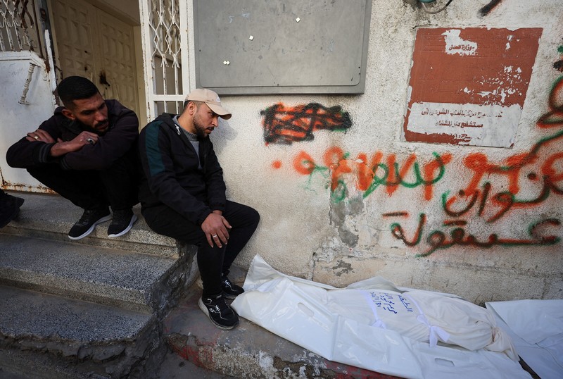 Serangan udara Israel menargetkan tenda-tenda milik pengungsi, menurut Kementerian Kesehatan, di daerah Al-Mawasi, Khan Younis, di Jalur Gaza selatan, 31 Januari 2026. Foto diambil dengan telepon seluler. (REUTERS/Stringer)