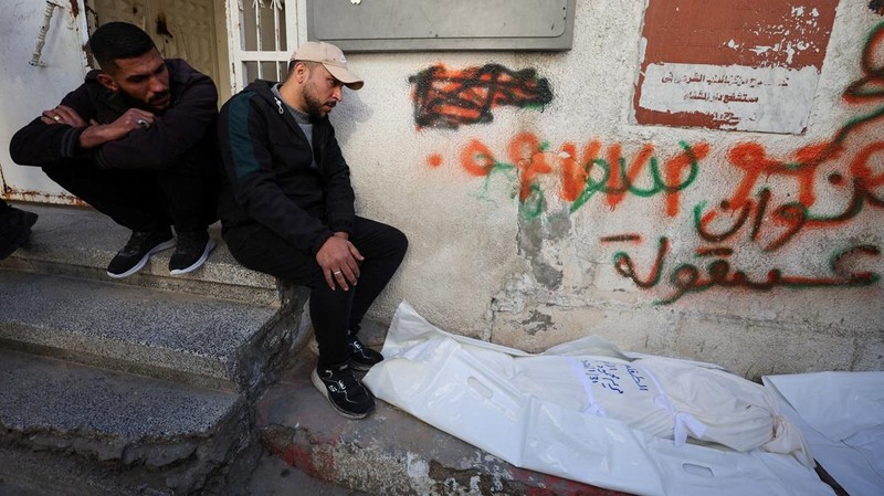 Serangan udara Israel menargetkan tenda-tenda milik pengungsi, menurut Kementerian Kesehatan, di daerah Al-Mawasi, Khan Younis, di Jalur Gaza selatan, 31 Januari 2026. Foto diambil dengan telepon seluler. (REUTERS/Stringer)