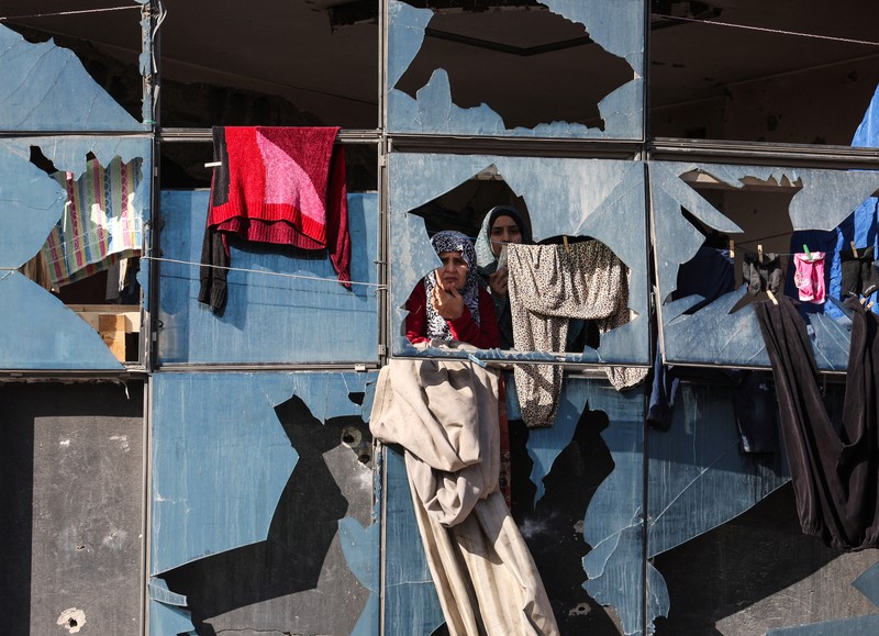 Serangan udara Israel menargetkan tenda-tenda milik pengungsi, menurut Kementerian Kesehatan, di daerah Al-Mawasi, Khan Younis, di Jalur Gaza selatan, 31 Januari 2026. Foto diambil dengan telepon seluler. (REUTERS/Stringer)