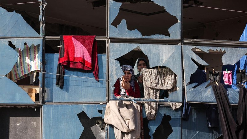 Serangan udara Israel menargetkan tenda-tenda milik pengungsi, menurut Kementerian Kesehatan, di daerah Al-Mawasi, Khan Younis, di Jalur Gaza selatan, 31 Januari 2026. Foto diambil dengan telepon seluler. (REUTERS/Stringer)