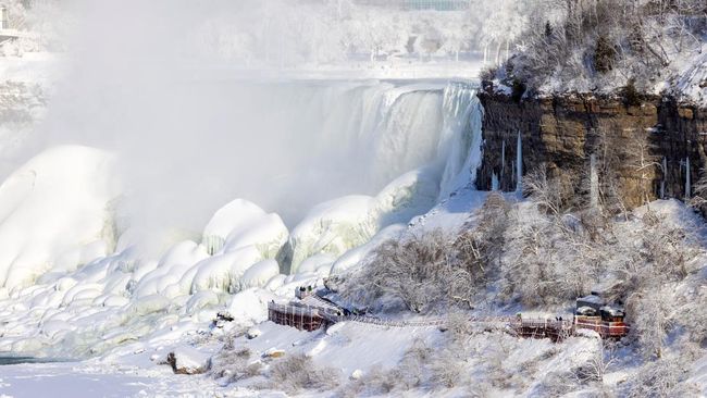 Heboh Air Terjun Raksasa Berubah Jadi Es, Ramai Diserbu Warga