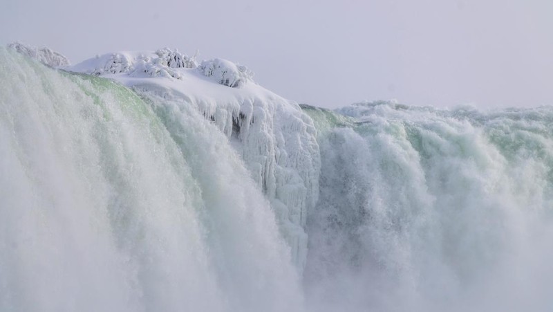 Air Terjun Niagara yang Membeku di Niagara Falls, Ontario, Kanada, Sabtu (31/1/2026). (REUTERS/Carlos Osorio)