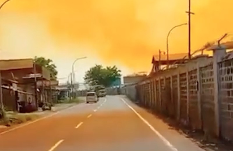 Asap oranye yang muncul dari area pabrik di Cilegon, Banten, Sabtu (31/1/2026). (Dok. Istimewa)