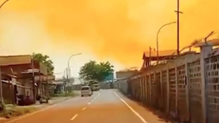 Asap oranye yang muncul dari area pabrik di Cilegon, Banten, Sabtu (31/1/2026). (Dok. Istimewa)