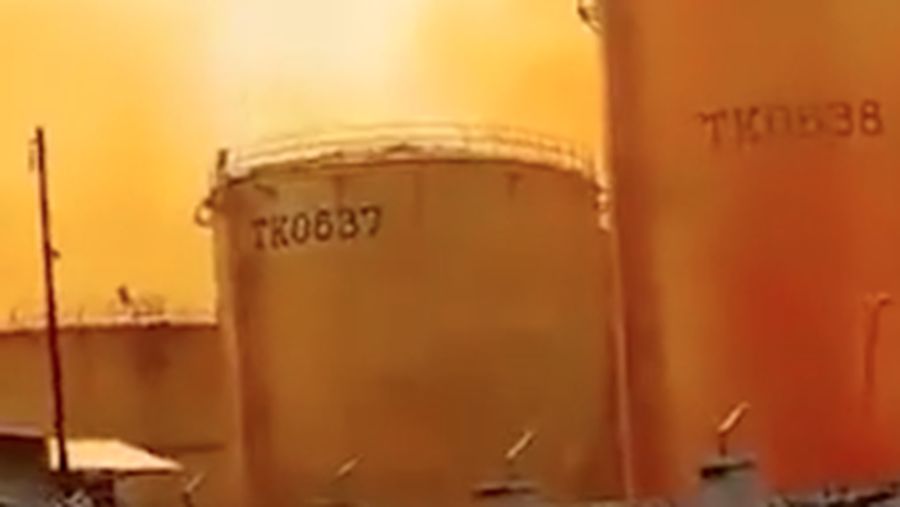 Asap oranye yang muncul dari area pabrik di Cilegon, Banten, Sabtu (31/1/2026). (Dok. Istimewa)