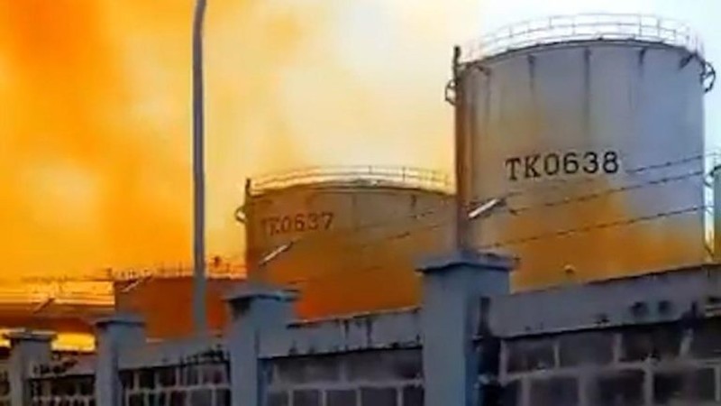 Asap oranye yang muncul dari area pabrik di Cilegon, Banten, Sabtu (31/1/2026). (Dok. Istimewa)