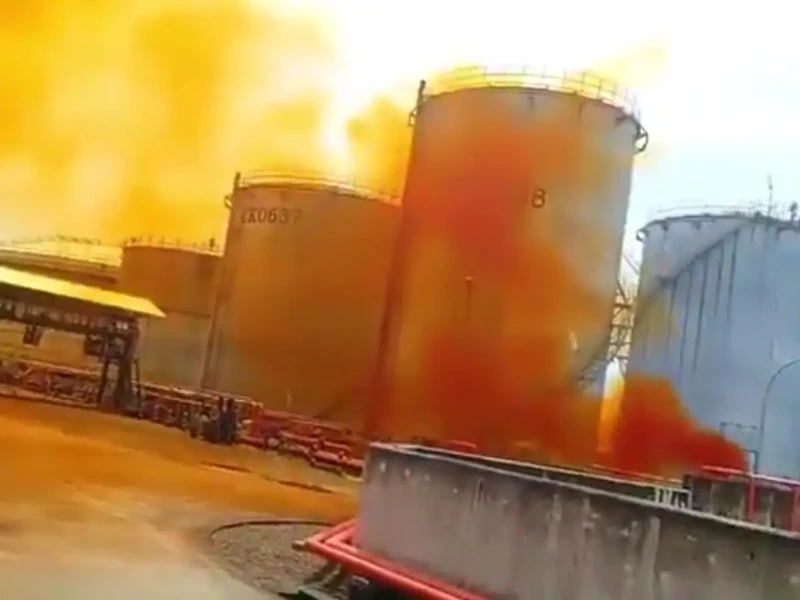 Asap oranye yang muncul dari area pabrik di Cilegon, Banten, Sabtu (31/1/2026). (Dok. Istimewa)