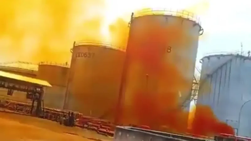 Asap oranye yang muncul dari area pabrik di Cilegon, Banten, Sabtu (31/1/2026). (Dok. Istimewa)