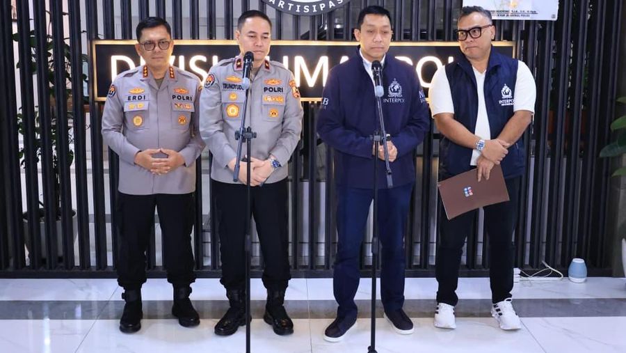 Divisi Humas Polri bersama Divhubinter Polri menyampaikan perkembangan terbaru terkait penerbitan Interpol Red Notice terhadap buronan kasus dugaan tindak pidana korupsi, Muhammad Riza Chalid (MRC). Penyampaian tersebut disampaikan dalam kegiatan doorstop di Lobi Divhumas Polri, Minggu (1/2/2026). (Dok. Humas Polri)