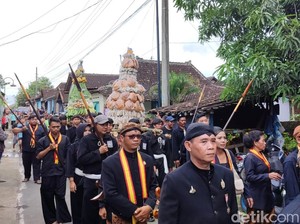 Serunya Rebutan Gunungan Legondo dan Intip di Haul Ki Ageng Perwito Klaten