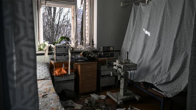 Kondisi rumah sakit bersalin yang mengalami kerusakan usai terkena serangan pesawat tak berawak Rusia, di Zaporizhzhia, Ukraina, Minggu (1/2/2026). (REUTERS/Stringer)