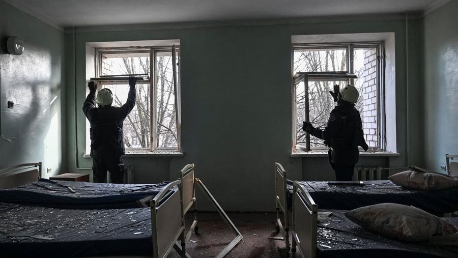 Kondisi rumah sakit bersalin yang mengalami kerusakan usai terkena serangan pesawat tak berawak Rusia, di Zaporizhzhia, Ukraina, Minggu (1/2/2026). (REUTERS/Stringer)