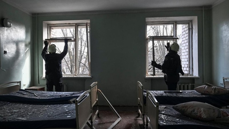 Kondisi rumah sakit bersalin yang mengalami kerusakan usai terkena serangan pesawat tak berawak Rusia, di Zaporizhzhia, Ukraina, Minggu (1/2/2026). (REUTERS/Stringer)