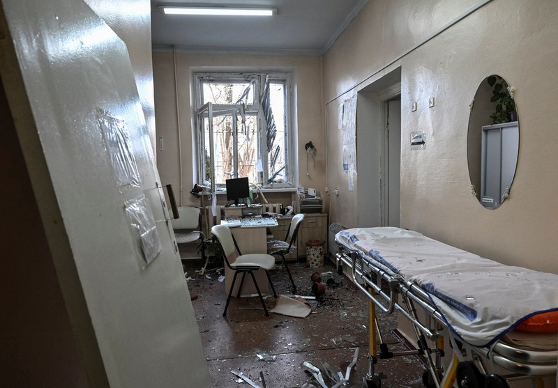 Kondisi rumah sakit bersalin yang mengalami kerusakan usai terkena serangan pesawat tak berawak Rusia, di Zaporizhzhia, Ukraina, Minggu (1/2/2026). (REUTERS/Stringer)
