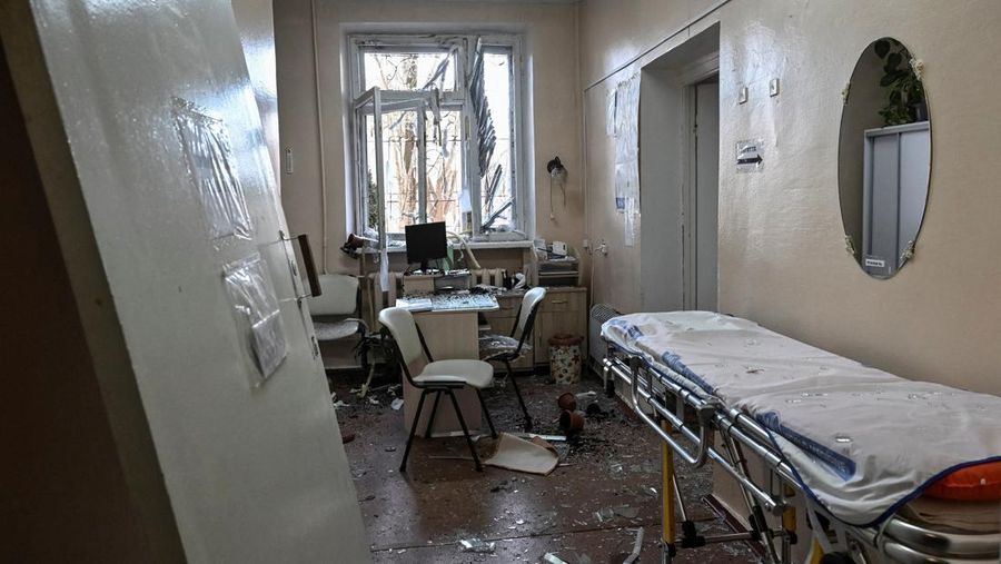 Kondisi rumah sakit bersalin yang mengalami kerusakan usai terkena serangan pesawat tak berawak Rusia, di Zaporizhzhia, Ukraina, Minggu (1/2/2026). (REUTERS/Stringer)