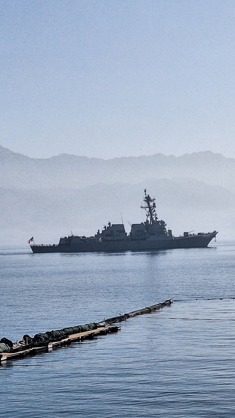 Sebuah kapal penghancur milik militer AS berlabuh di pelabuhan kota Eilat, Israel Selatan, Minggu (1/2/2026). (REUTERS/Doron Berti)