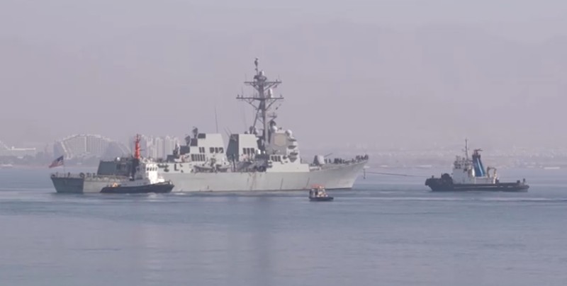 Sebuah kapal penghancur milik militer AS berlabuh di pelabuhan kota Eilat, Israel Selatan, Minggu (1/2/2026). (REUTERS/Doron Berti)