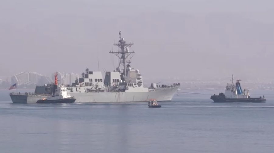 Sebuah kapal penghancur milik militer AS berlabuh di pelabuhan kota Eilat, Israel Selatan, Minggu (1/2/2026). (REUTERS/Doron Berti)