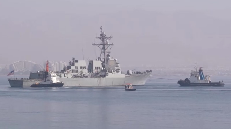 Sebuah kapal penghancur milik militer AS berlabuh di pelabuhan kota Eilat, Israel Selatan, Minggu (1/2/2026). (REUTERS/Doron Berti)