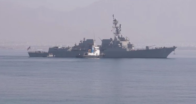 Sebuah kapal penghancur milik militer AS berlabuh di pelabuhan kota Eilat, Israel Selatan, Minggu (1/2/2026). (REUTERS/Doron Berti)