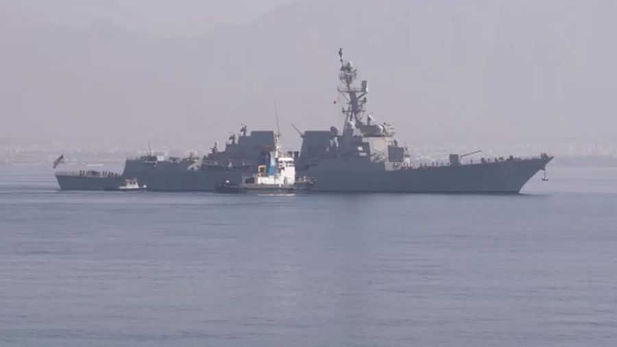 Sebuah kapal penghancur milik militer AS berlabuh di pelabuhan kota Eilat, Israel Selatan, Minggu (1/2/2026). (REUTERS/Doron Berti)