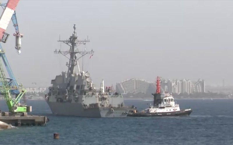 Sebuah kapal penghancur milik militer AS berlabuh di pelabuhan kota Eilat, Israel Selatan, Minggu (1/2/2026). (REUTERS/Doron Berti)