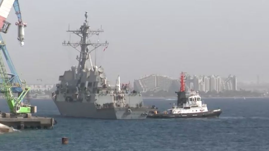 Sebuah kapal penghancur milik militer AS berlabuh di pelabuhan kota Eilat, Israel Selatan, Minggu (1/2/2026). (REUTERS/Doron Berti)