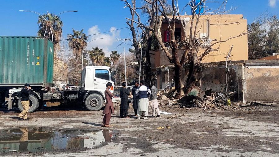 Suasana lokasi kejadian, setelah serangan militan, di Quetta, Pakistan, Minggu (1/2/2026). (REUTERS/Stringer)