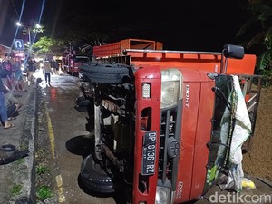 Truk Terbalik di Pangkep 13 Jam Tutup 1 Lajur Jalan, Lalu Lintas Macet 2 Km