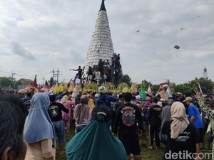 Tumpeng Tempe Raksasa Warnai Ruwat Desa Jelang Ramadan di Sidoarjo