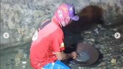 Ramai-ramai Warga Pamekasan Berburu Emas di Parit Depan Rumah