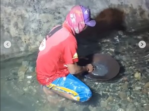 Ramai-ramai Warga Pamekasan Berburu Emas di Parit Depan Rumah