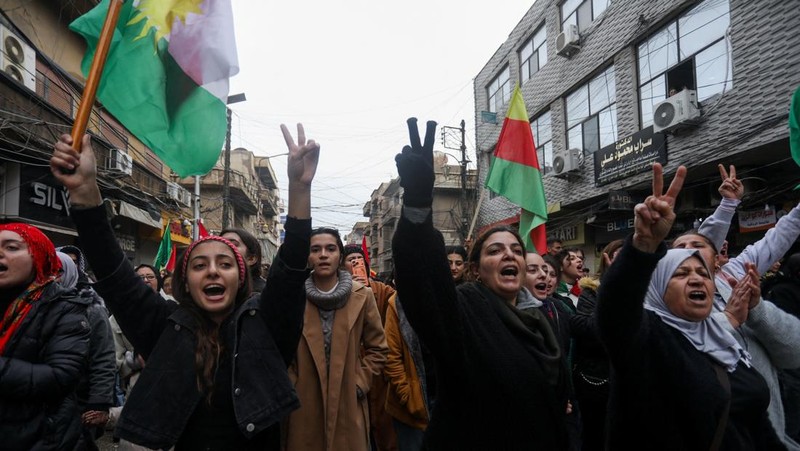 Warga Kurdi berdemonstrasi untuk menuntut hak-hak mereka dalam konstitusi Suriah dan untuk mendukung persatuan Kurdi, di Qamishli, Suriah, Minggu (1/2/2026). (REUTERS/Orhan Qereman)